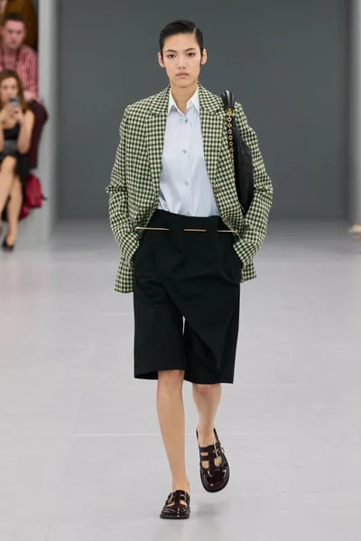 Look 16